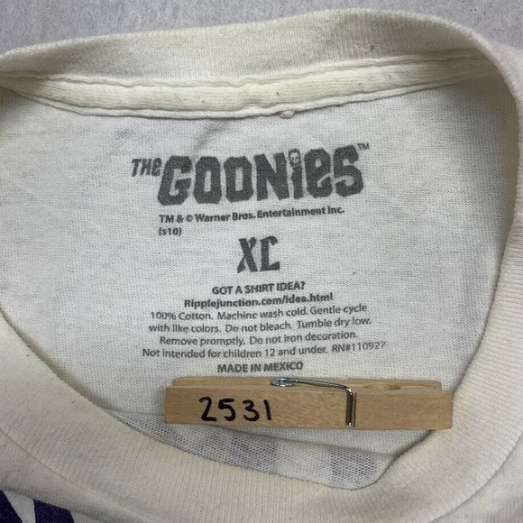 The Goonies Truffle Shuffle Graphic Tee Thrifted Vintage Style Size XL - Picture 8 of 9